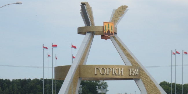 Вертикальные памятники из гранита в Горках